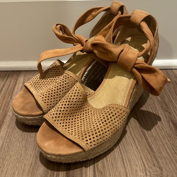 Splendid Tan Wedges - Picture 1 of 3